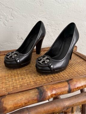 Tory Burch Black Leather Platform Logo Pumps- 5.5 size in Excellent Condition